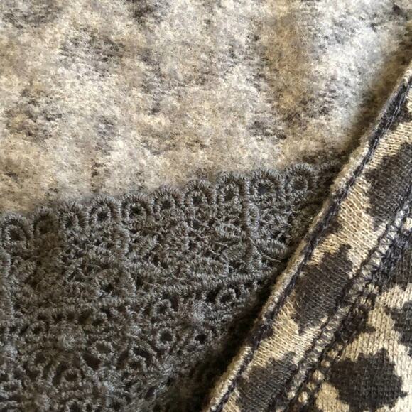 Aeropostale Thermal V-back Grey Geometric Print Tunic Top, size Medium - Picture 10 of 11